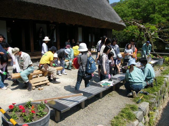 ブログ記事「合掌造りの家で丸太切体験　　みんなハマりました」のサムネイル画像