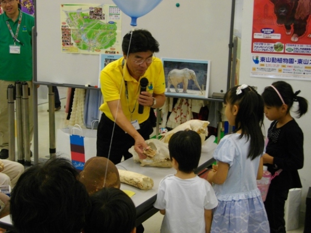 ブログ記事「名古屋三越栄店にて、「東山動植物園長による動植物体験・体感講座」を開催しました！」のサムネイル画像