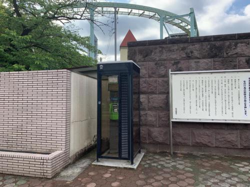 保護場所となった動物園正門横の電話ボックス.jpg