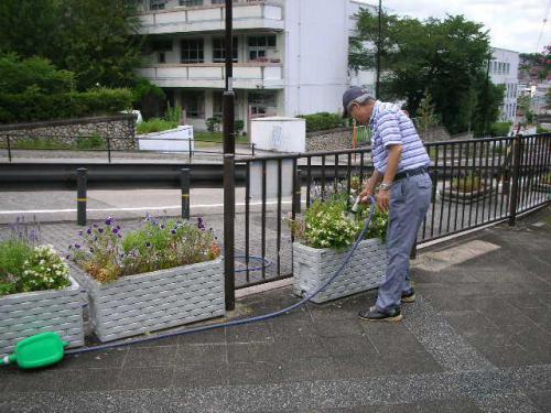 ②男性Ｍさんの水やり.JPG