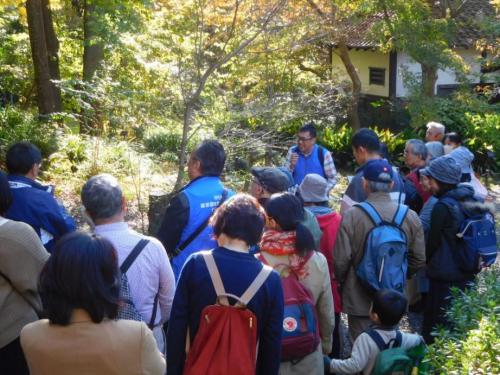 【実際の植物を見ながら、薬剤師さんから薬草の解説を聞きました。】.jpg