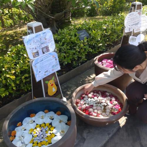 ブログ記事「 フローティングフラワーを通して世界の花習慣を学ぼう！」のサムネイル画像