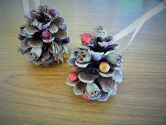 イベント「松ぼっくりでクリスマス飾りづくり」のサムネイル画像