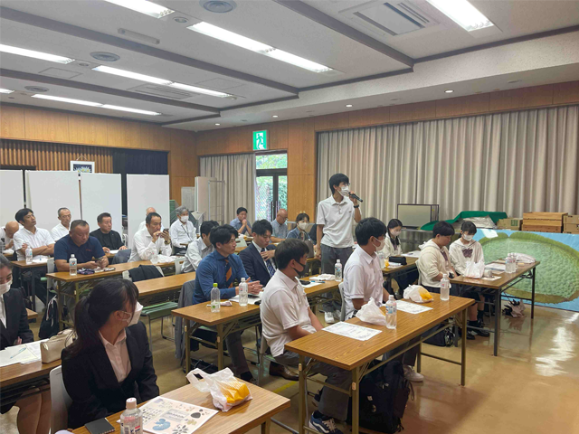 伊藤圭介の像と記念植栽