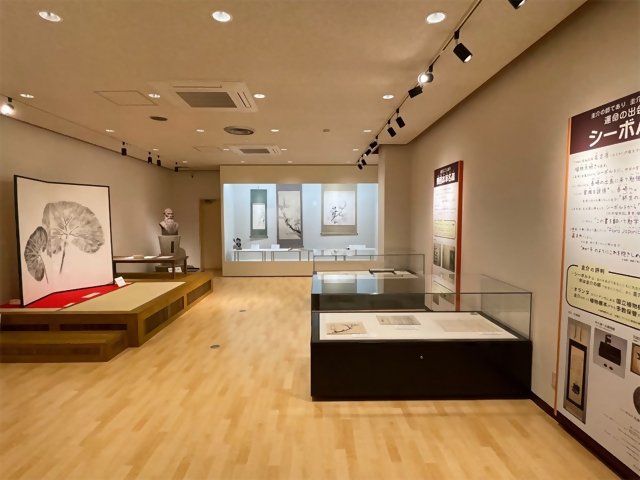 伊藤圭介記念室内観