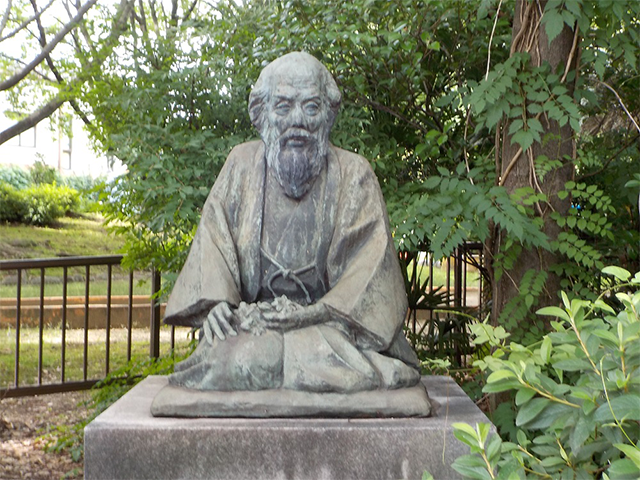 伊藤圭介の座像