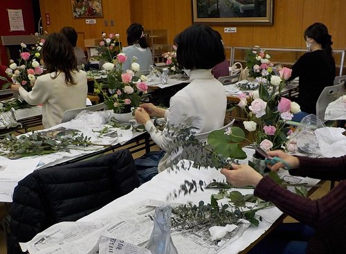 0926季節の花(生花)いっぱいのフラワーアレンジメント.JPG